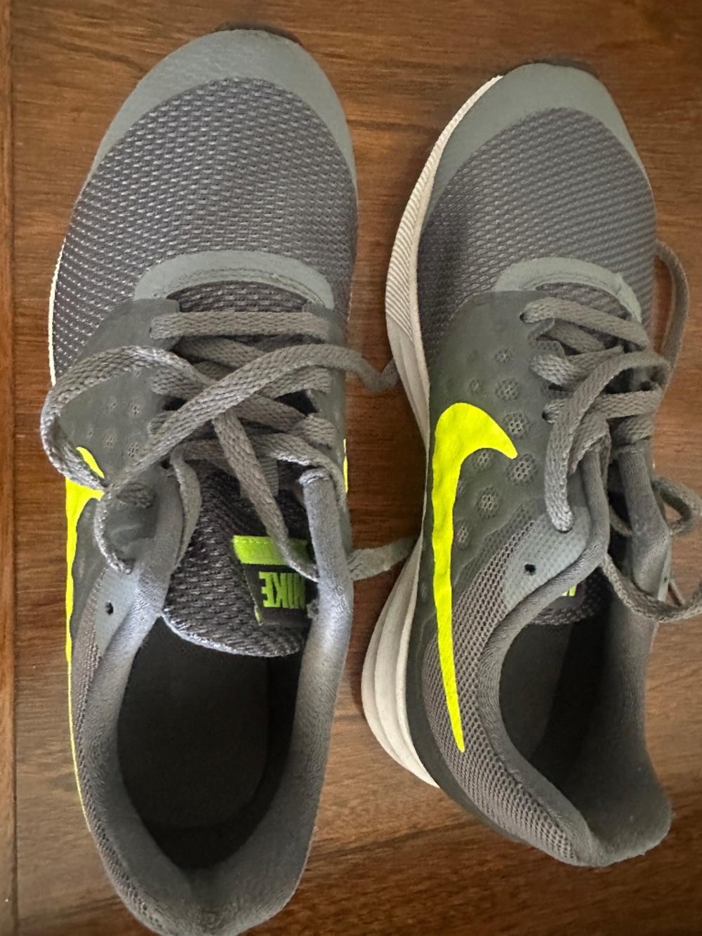 NIKE BOYS running sneakers Size 6 mens